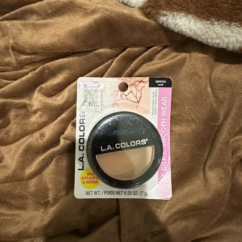 L.A. Colors Silky Smooth Wear Compact - Beige